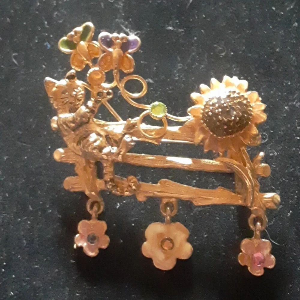 Elegant Gold Tone Cat and Floral Brooch